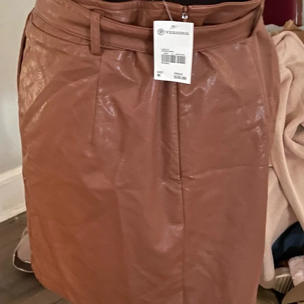 Versona faux leather belted miniskirt - Picture 6 of 10